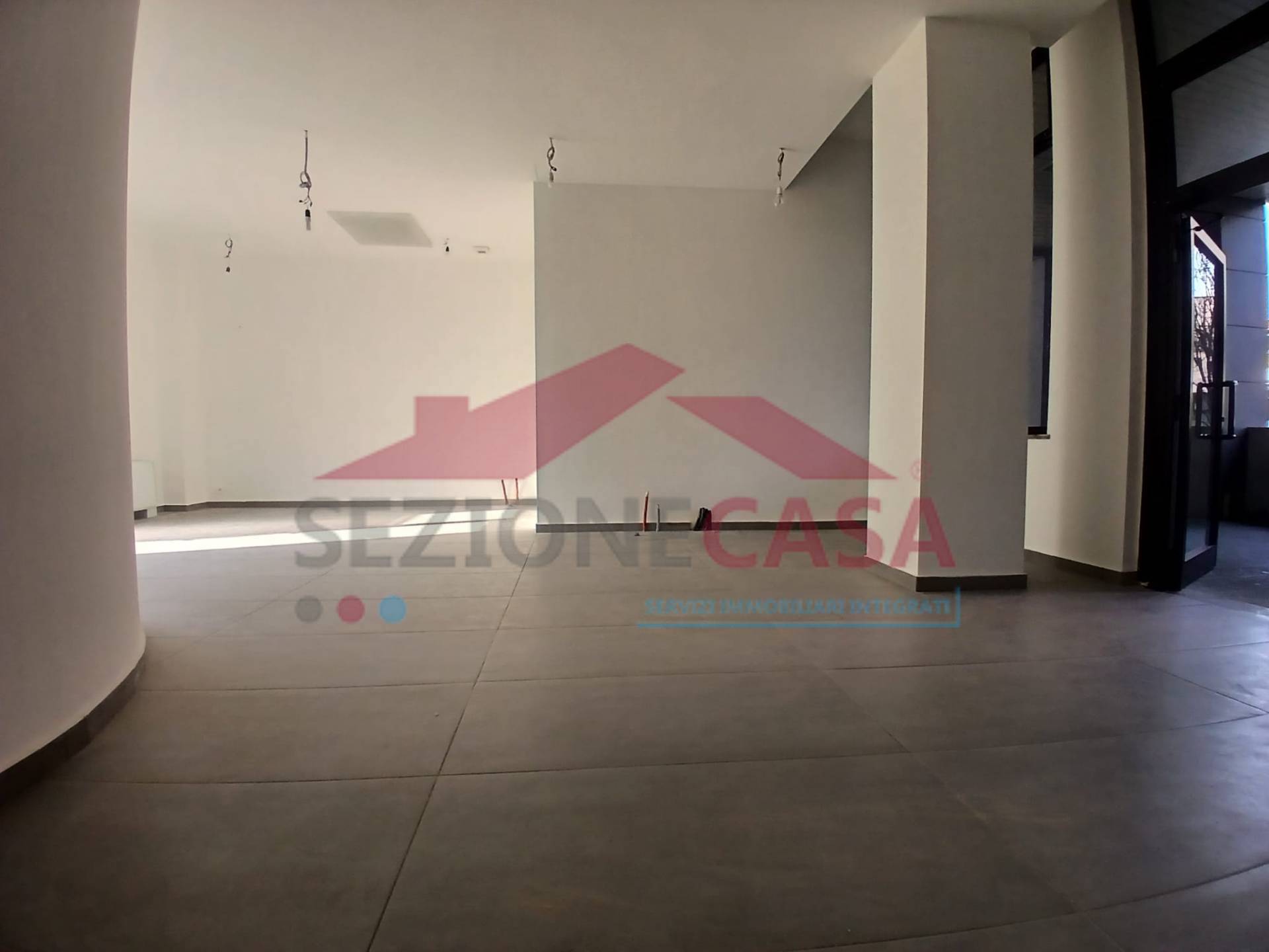 Locale commerciale in affitto a Saronno, Posta nuova