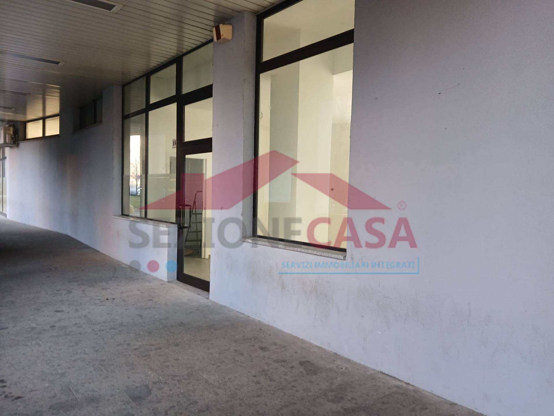 Locale commerciale in affitto a Saronno, Posta nuova