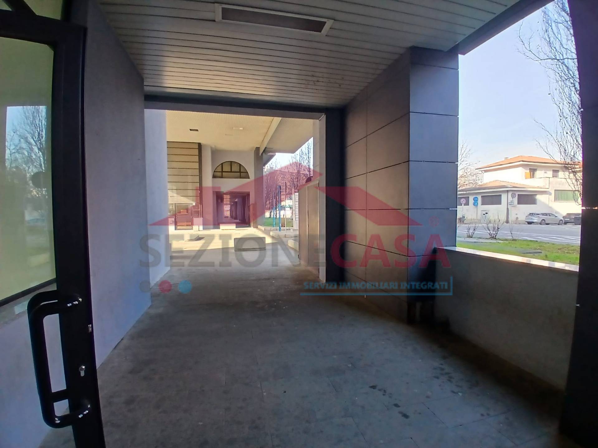 Locale commerciale in affitto a Saronno, Posta nuova