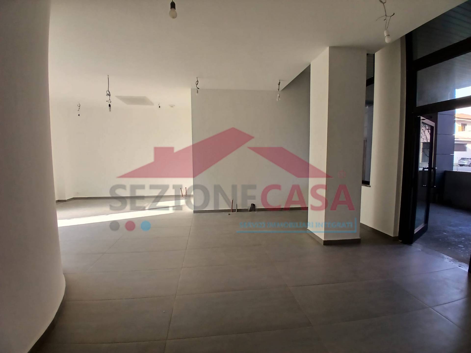 Locale commerciale in affitto a Saronno, Posta nuova