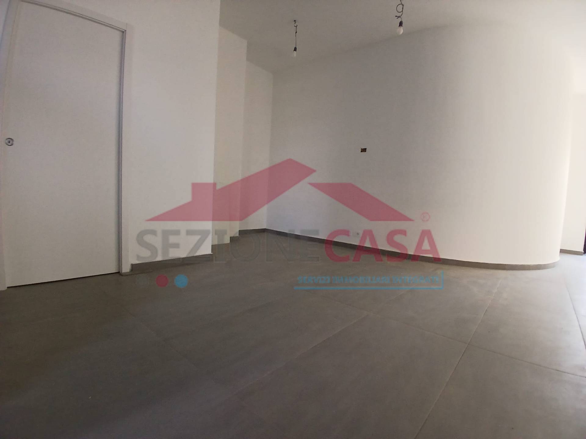 Locale commerciale in affitto a Saronno, Posta nuova