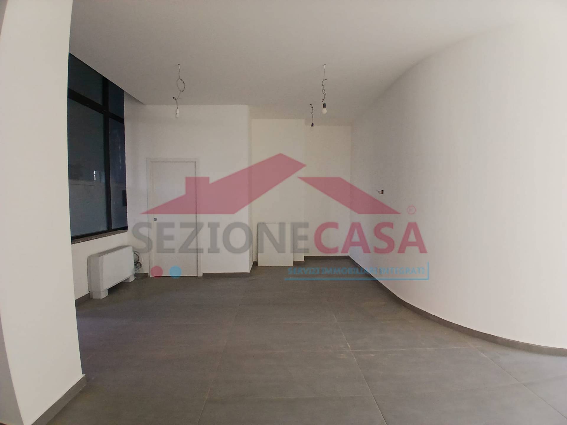 Locale commerciale in affitto a Saronno, Posta nuova