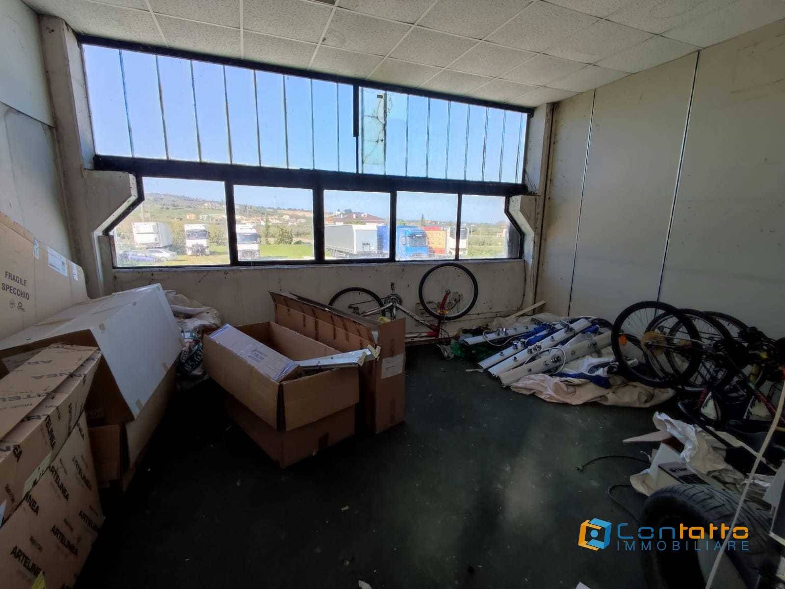 Locale commerciale in vendita a Cupra Marittima