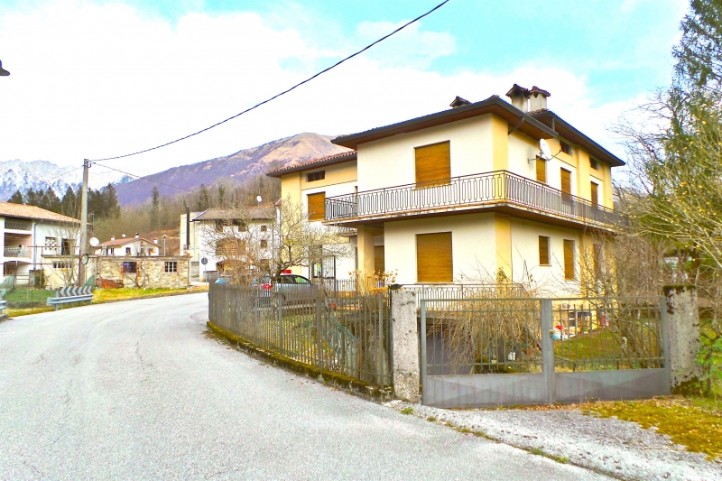 Casa indipendente con giardino a Lusevera