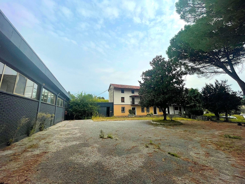 Capannone con giardino a Cassacco
