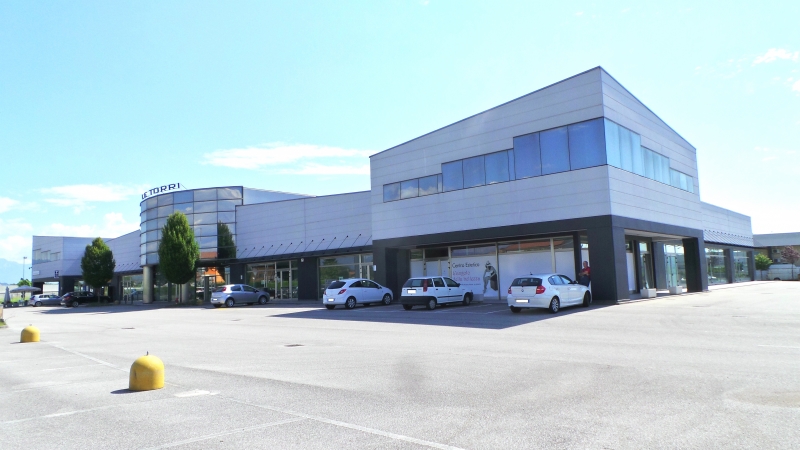 Locale commerciale in affitto a Dignano