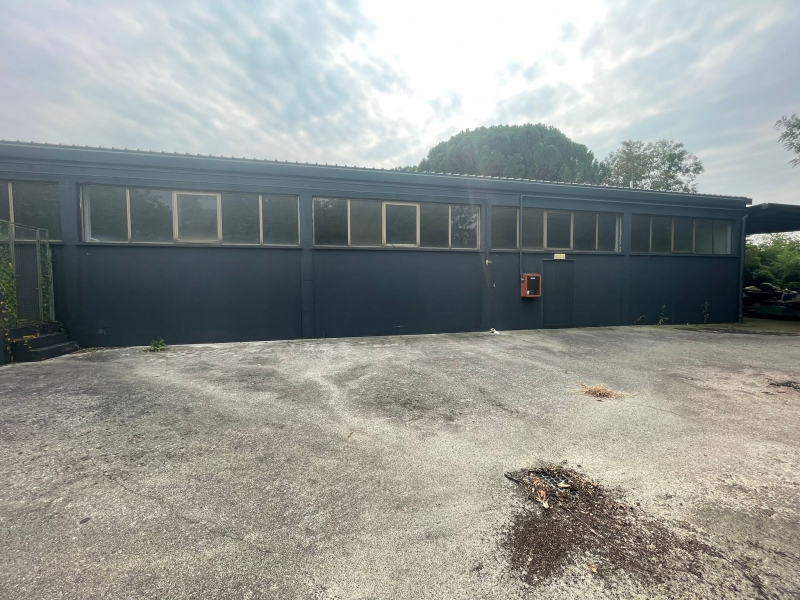 Capannone con giardino a Cassacco