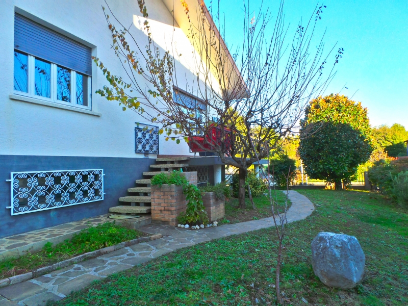 Villa con giardino a Tavagnacco