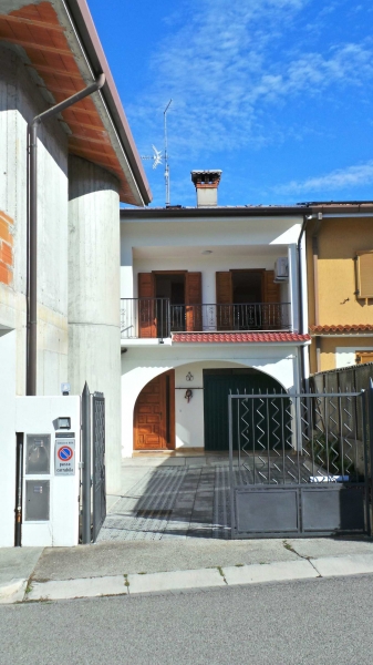 Casa indipendente arredata in affitto a Buia