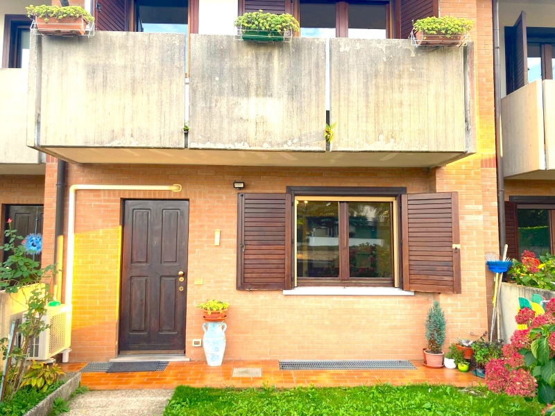 Villa con giardino a Pasian di Prato