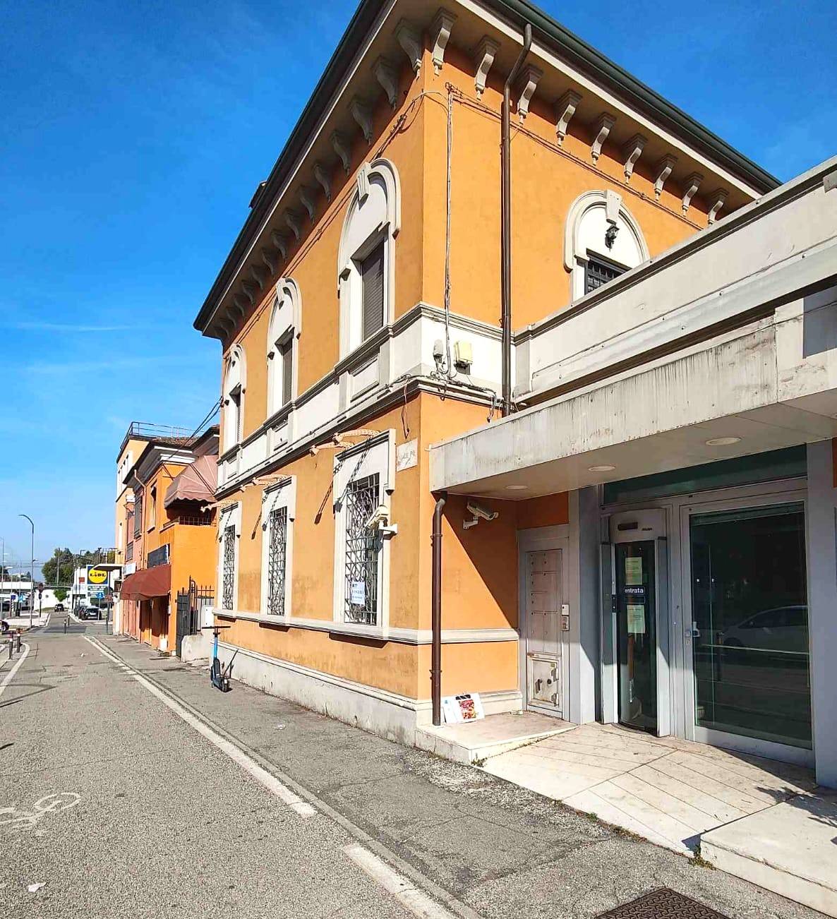 Locale commerciale in affitto a Ferrara, Porta Catena