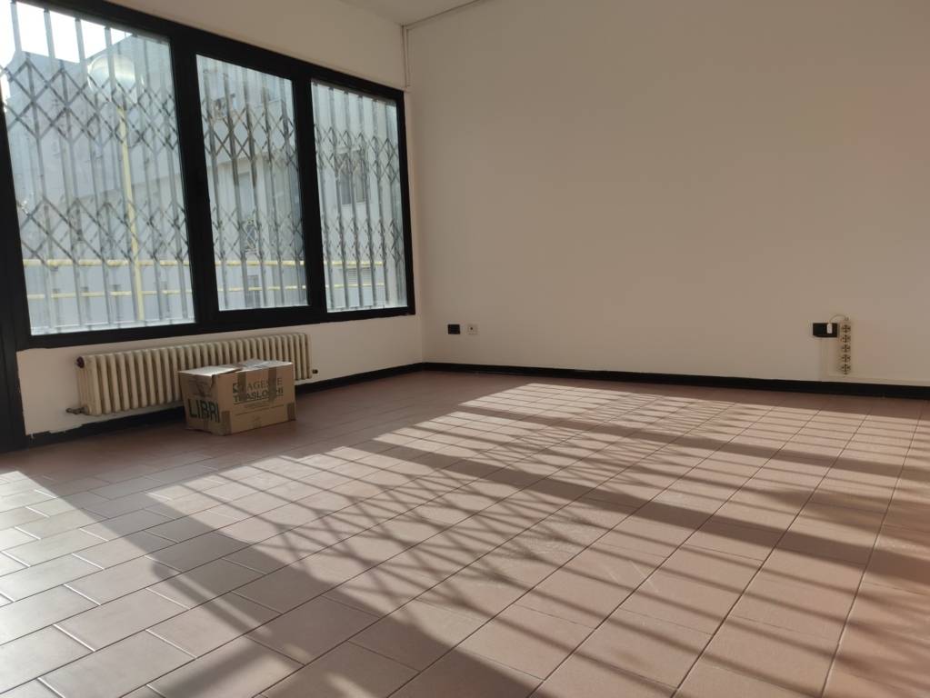 Locale commerciale in vendita a Ferrara, Via Bologna