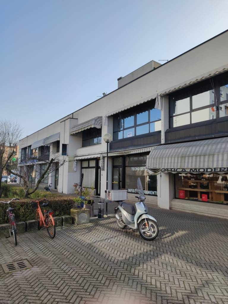 Locale commerciale in vendita a Ferrara, Via Bologna