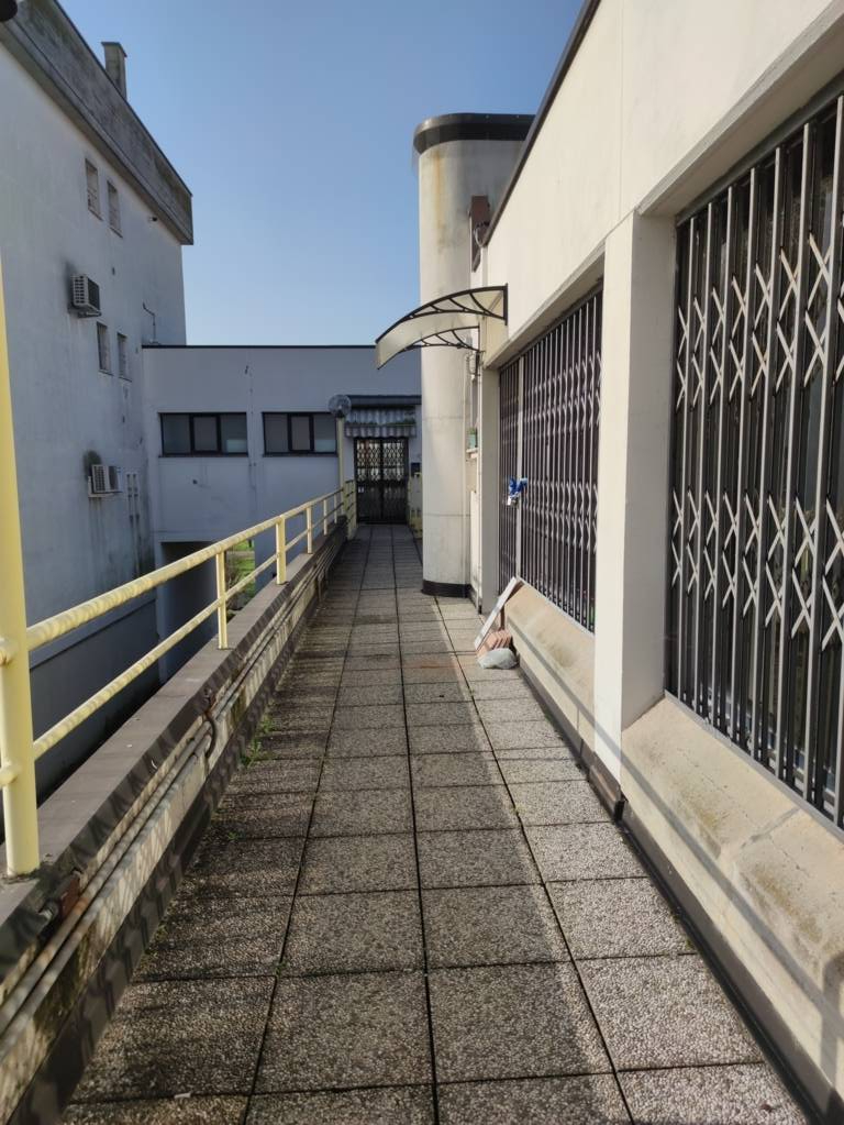 Locale commerciale in vendita a Ferrara, Via Bologna