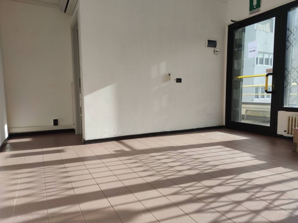 Locale commerciale in vendita a Ferrara, Via Bologna