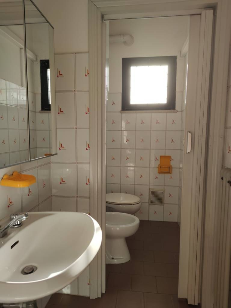 Locale commerciale in vendita a Ferrara, Via Bologna