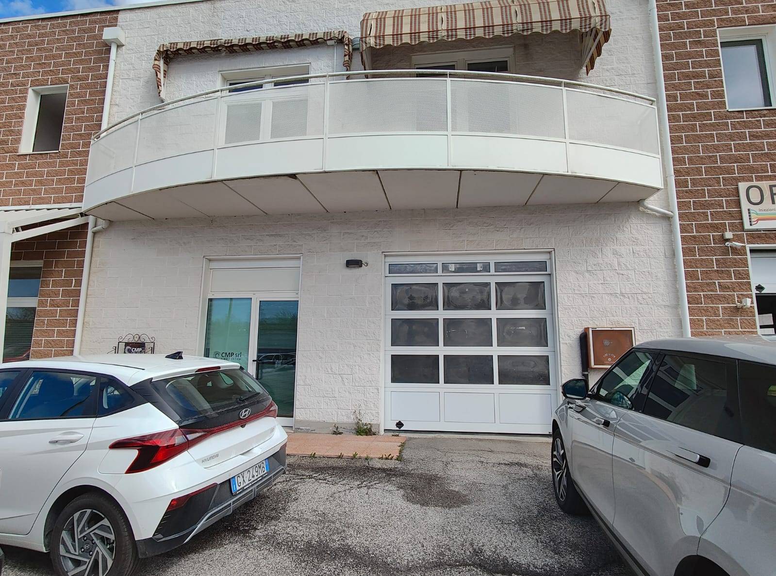 Locale commerciale in vendita a Ferrara, Via Modena