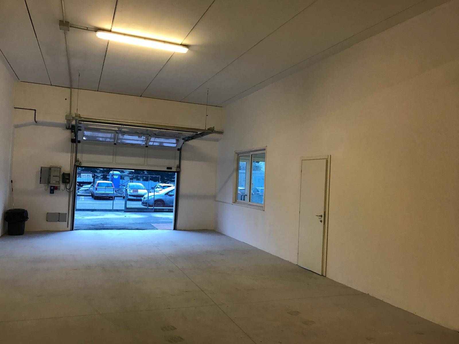 Locale commerciale in vendita a Ferrara, Via Modena