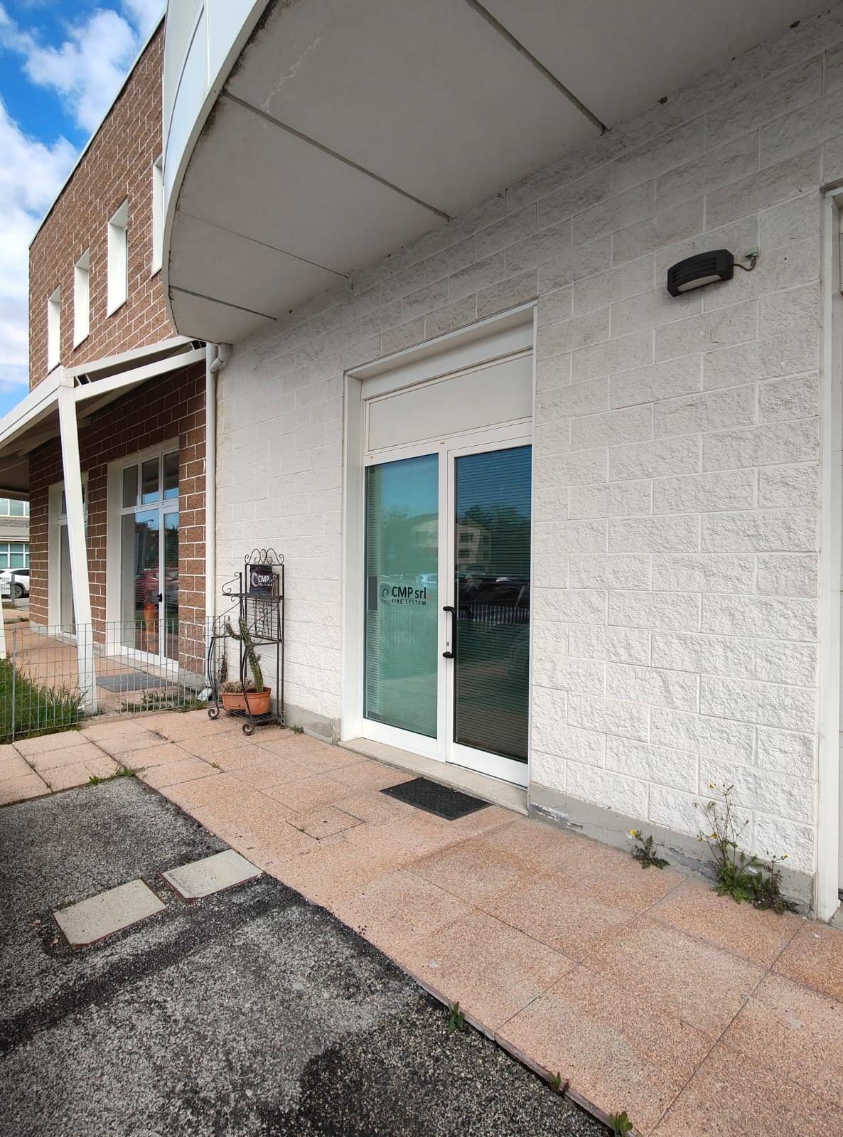 Locale commerciale in vendita a Ferrara, Via Modena