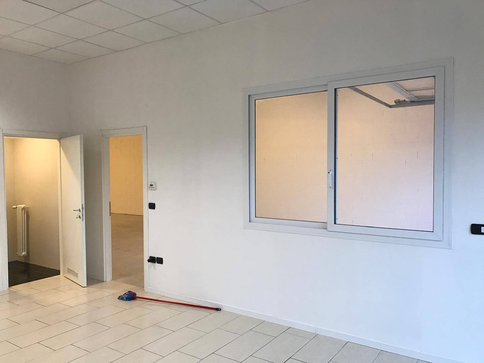 Locale commerciale in vendita a Ferrara, Via Modena