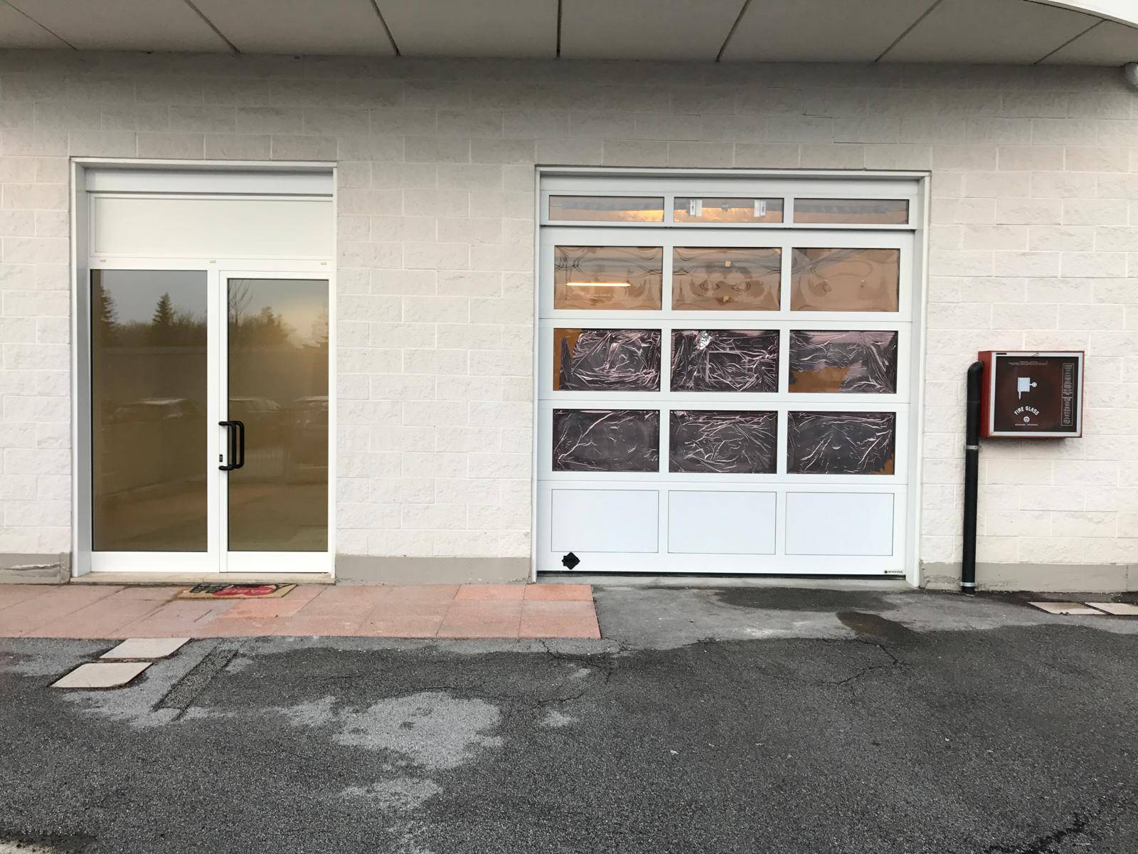 Locale commerciale in vendita a Ferrara, Via Modena