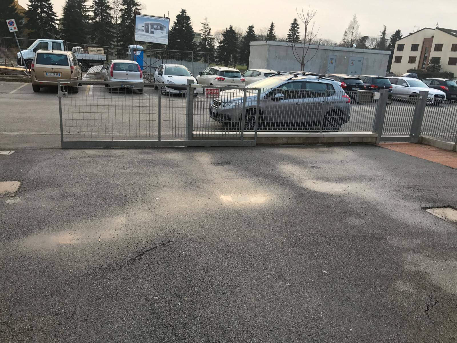 Locale commerciale in vendita a Ferrara, Via Modena