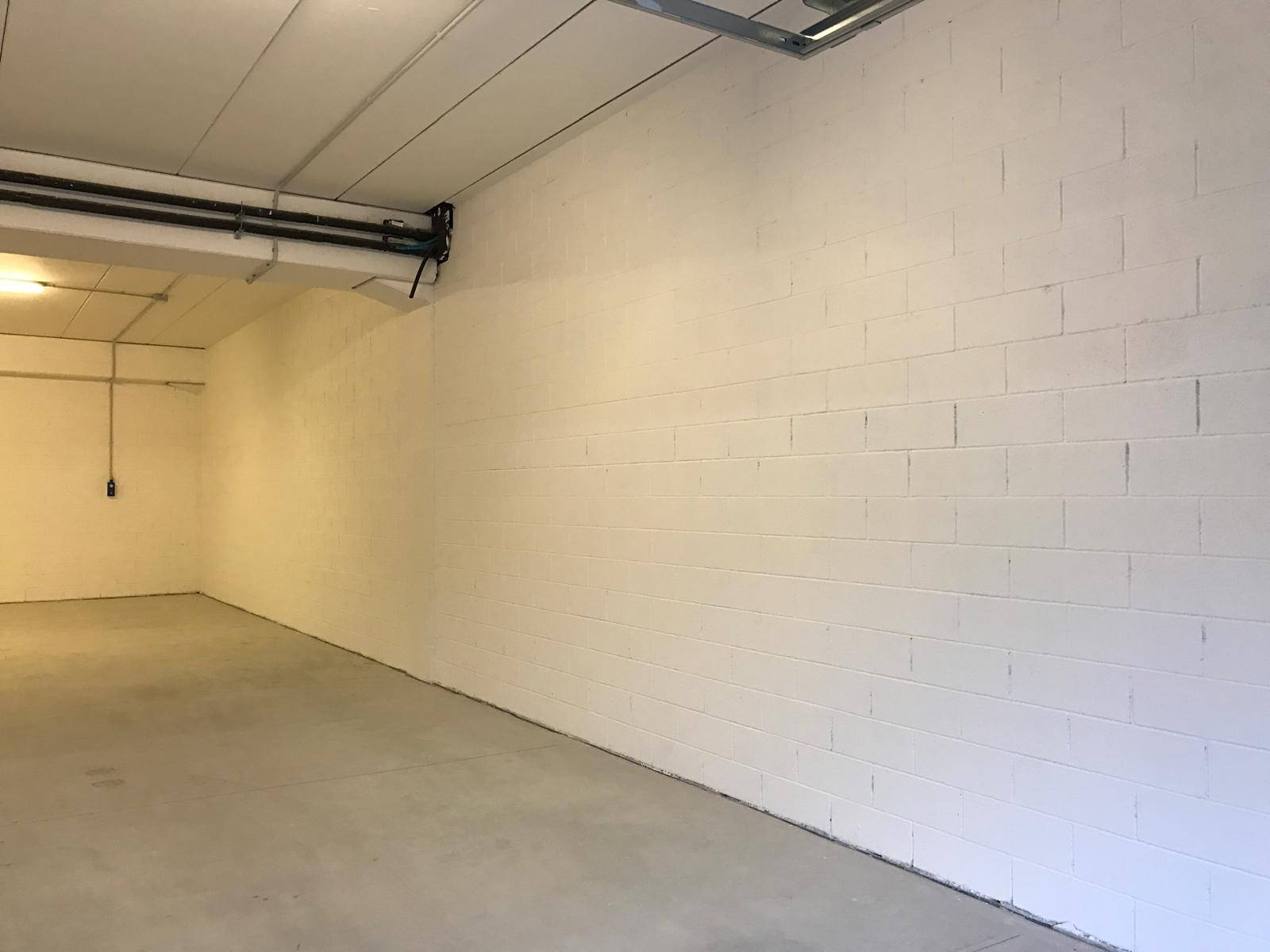 Locale commerciale in vendita a Ferrara, Via Modena