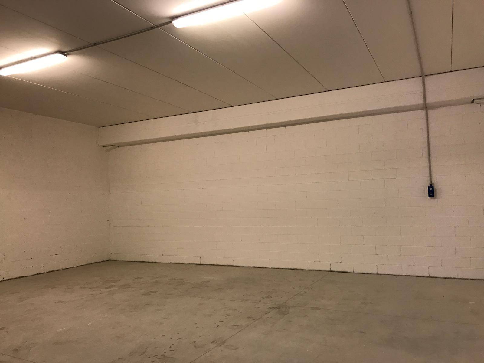 Locale commerciale in vendita a Ferrara, Via Modena