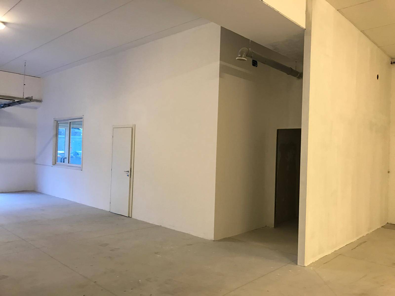 Locale commerciale in vendita a Ferrara, Via Modena