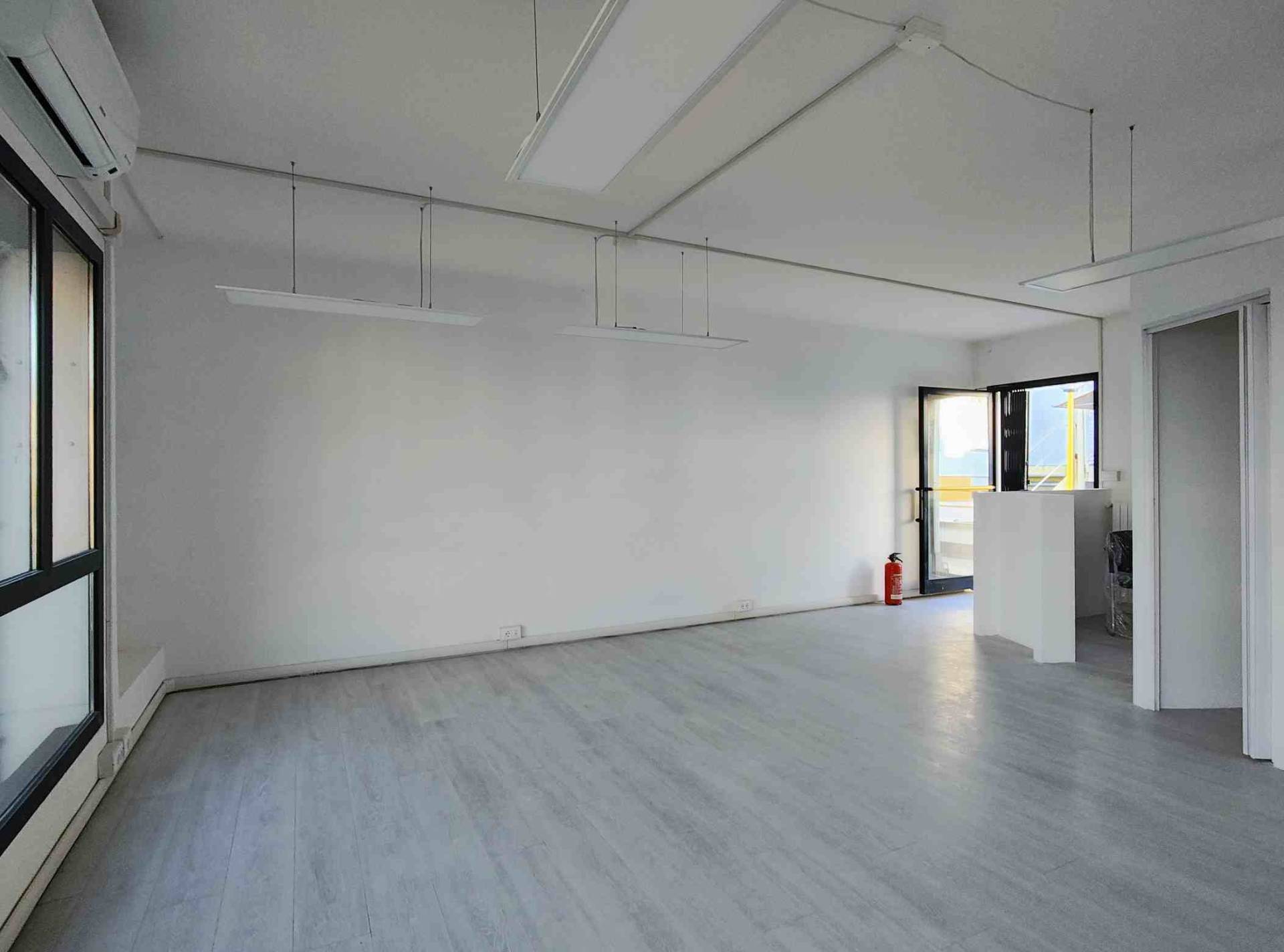 Locale commerciale in vendita a Ferrara, Via Bologna