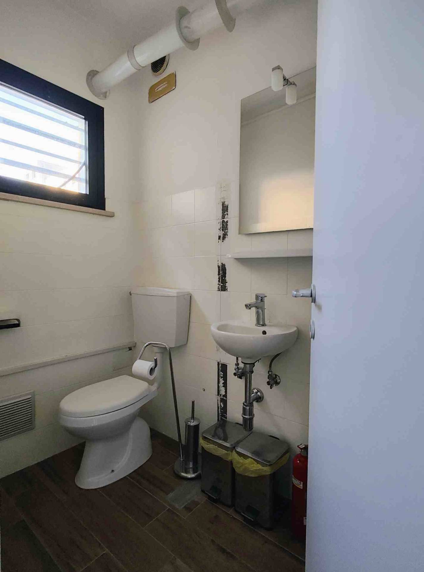 Locale commerciale in vendita a Ferrara, Via Bologna