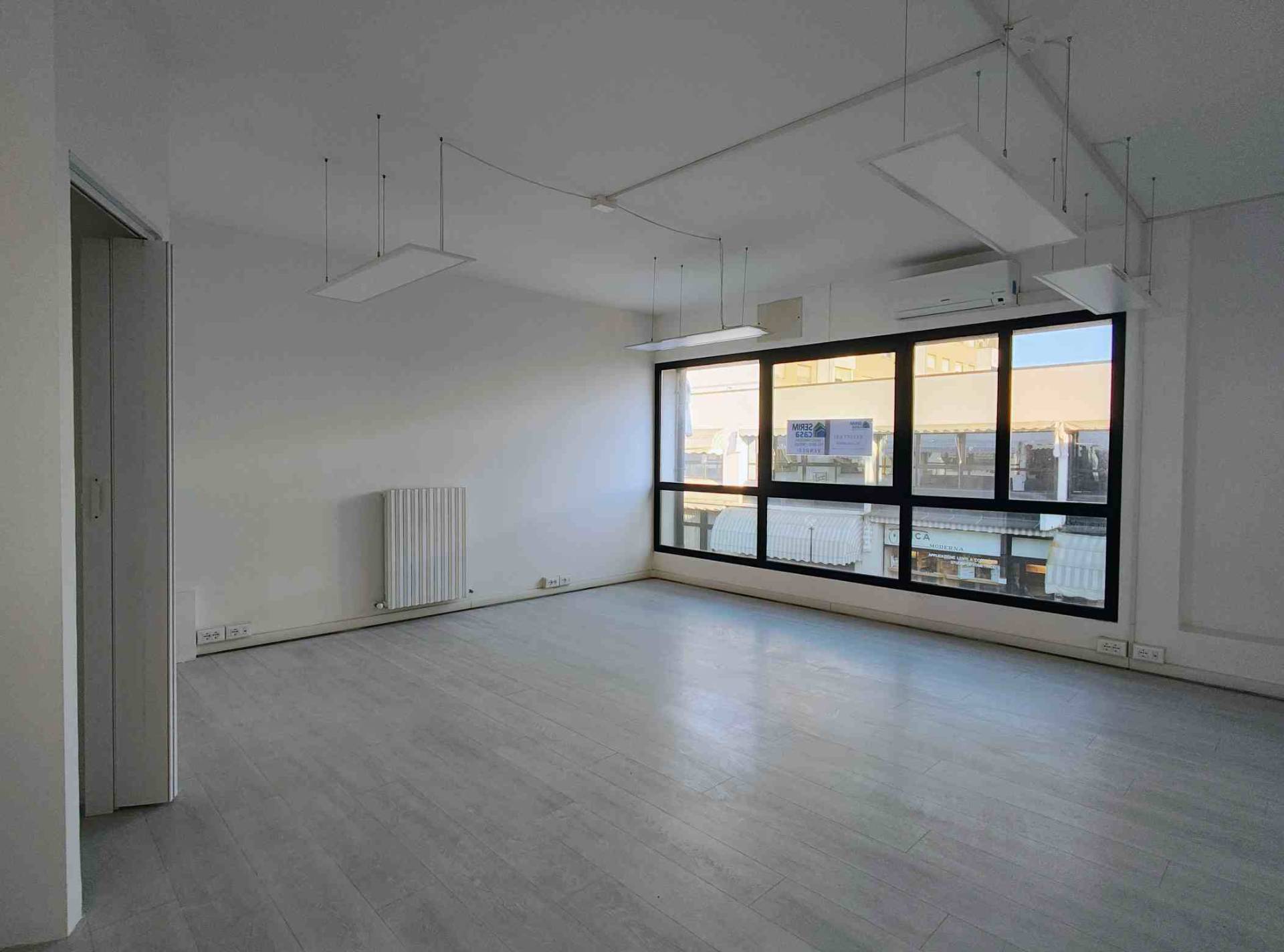 Locale commerciale in vendita a Ferrara, Via Bologna