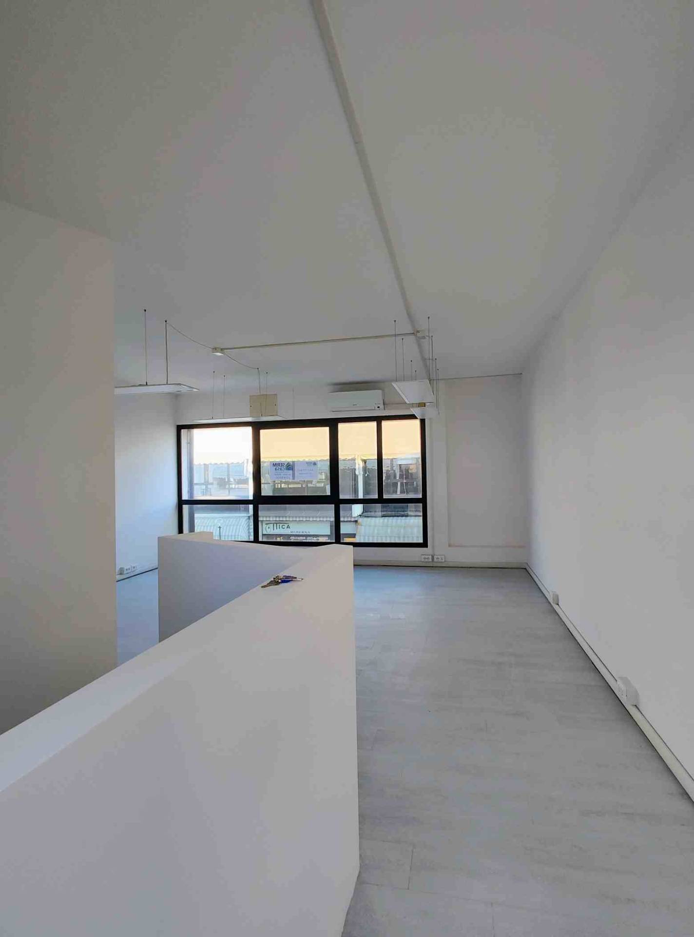 Locale commerciale in vendita a Ferrara, Via Bologna