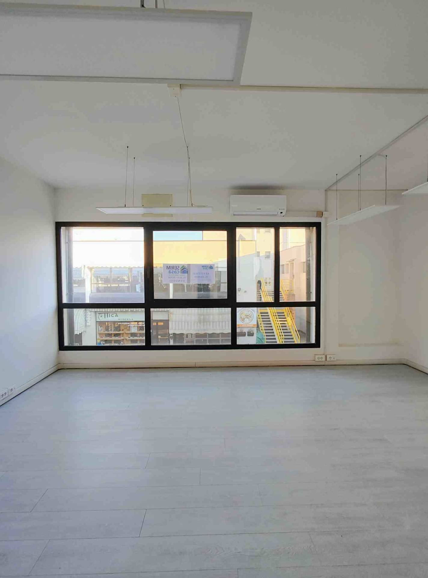 Locale commerciale in vendita a Ferrara, Via Bologna