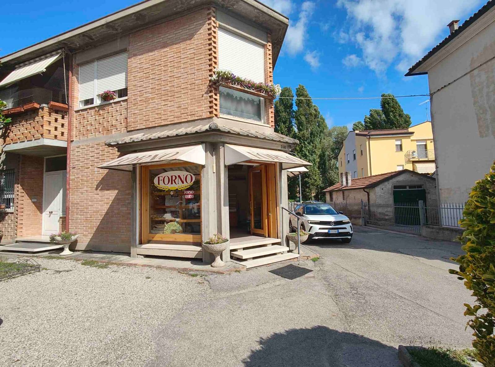 Locale commerciale in vendita a Ferrara, San Martino