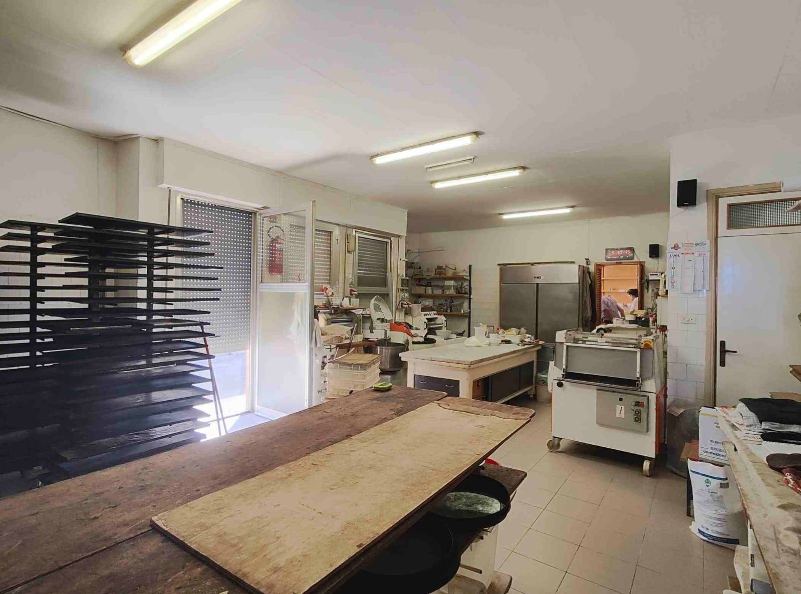 Locale commerciale in vendita a Ferrara, San Martino