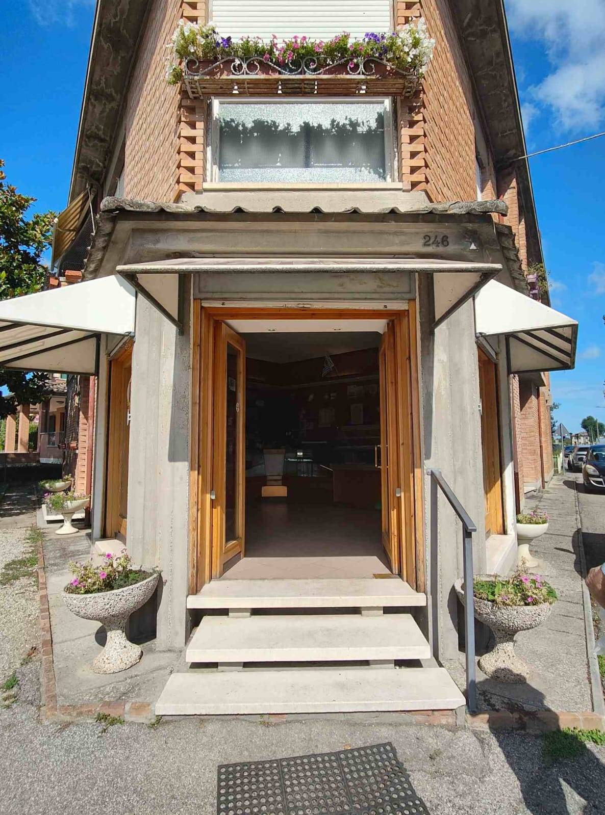 Locale commerciale in vendita a Ferrara, San Martino