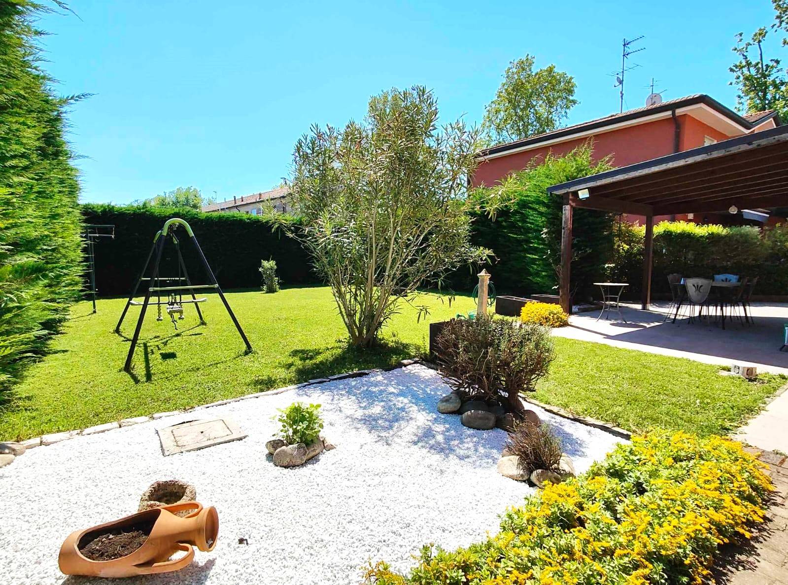 villa bifamiliare in vendita a Ferrara, Corlo