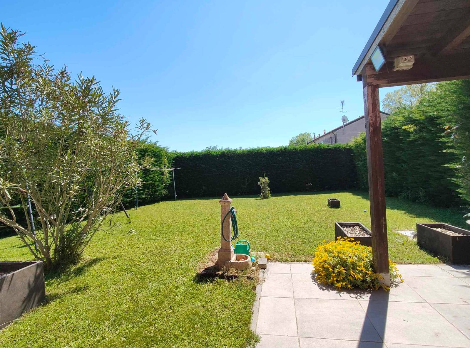 villa bifamiliare in vendita a Ferrara, Corlo