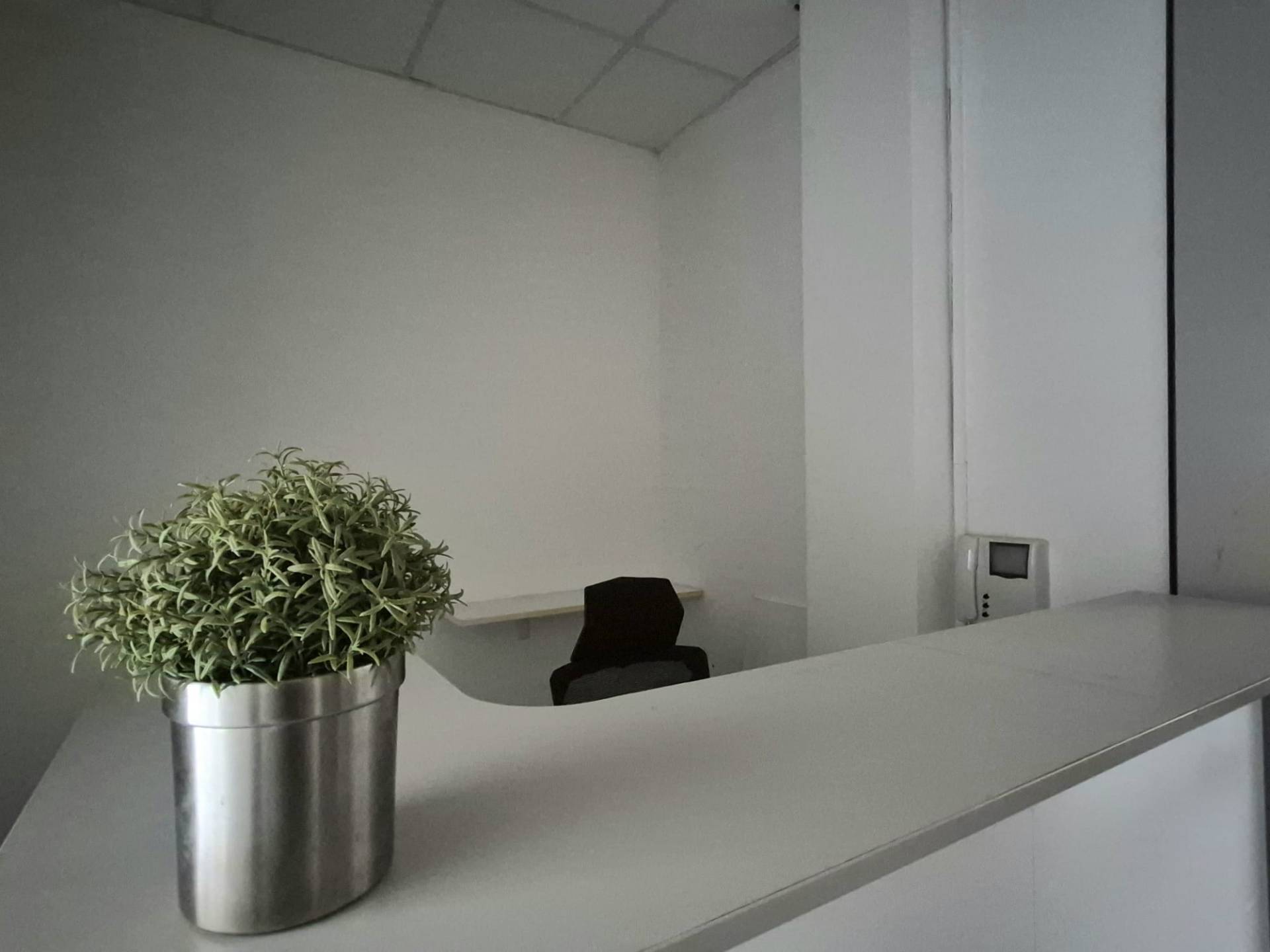 Locale commerciale in vendita a Ferrara, Via Bologna