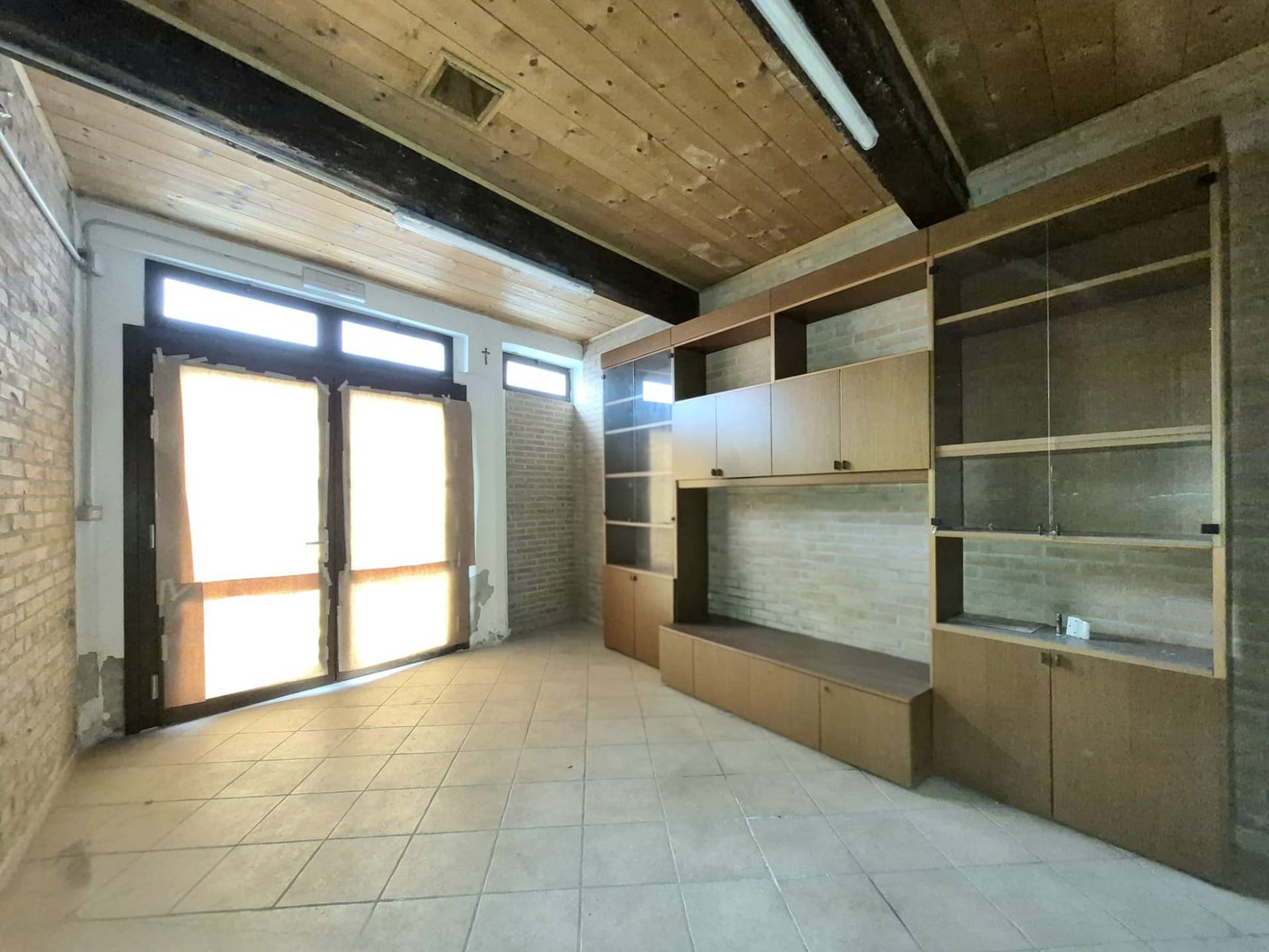 Locale commerciale in affitto a Ferrara, Centro storico