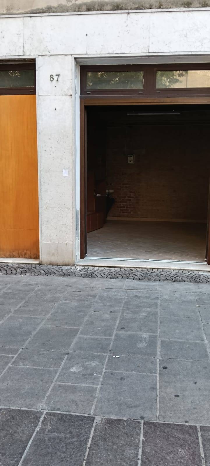 Locale commerciale in affitto a Ferrara, Centro storico