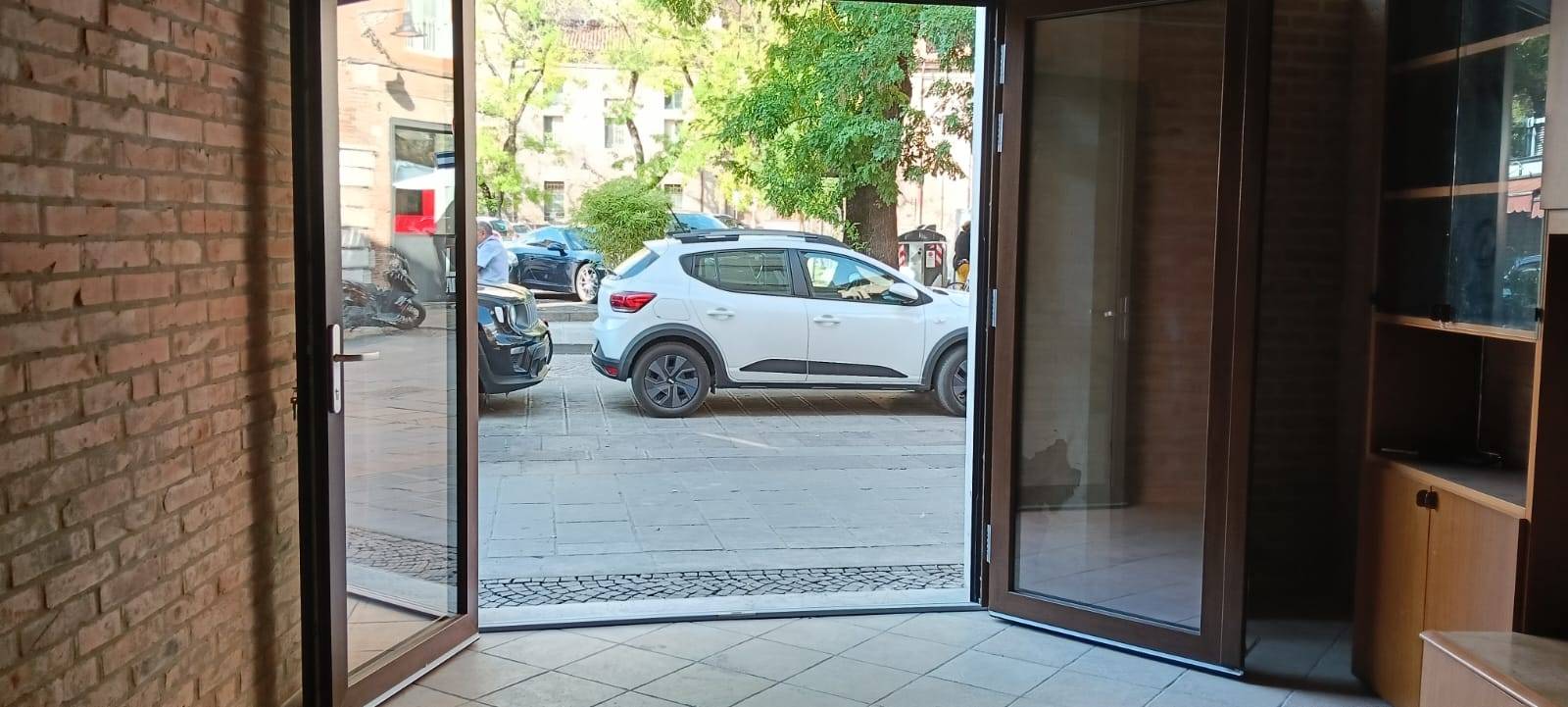 Locale commerciale in affitto a Ferrara, Centro storico