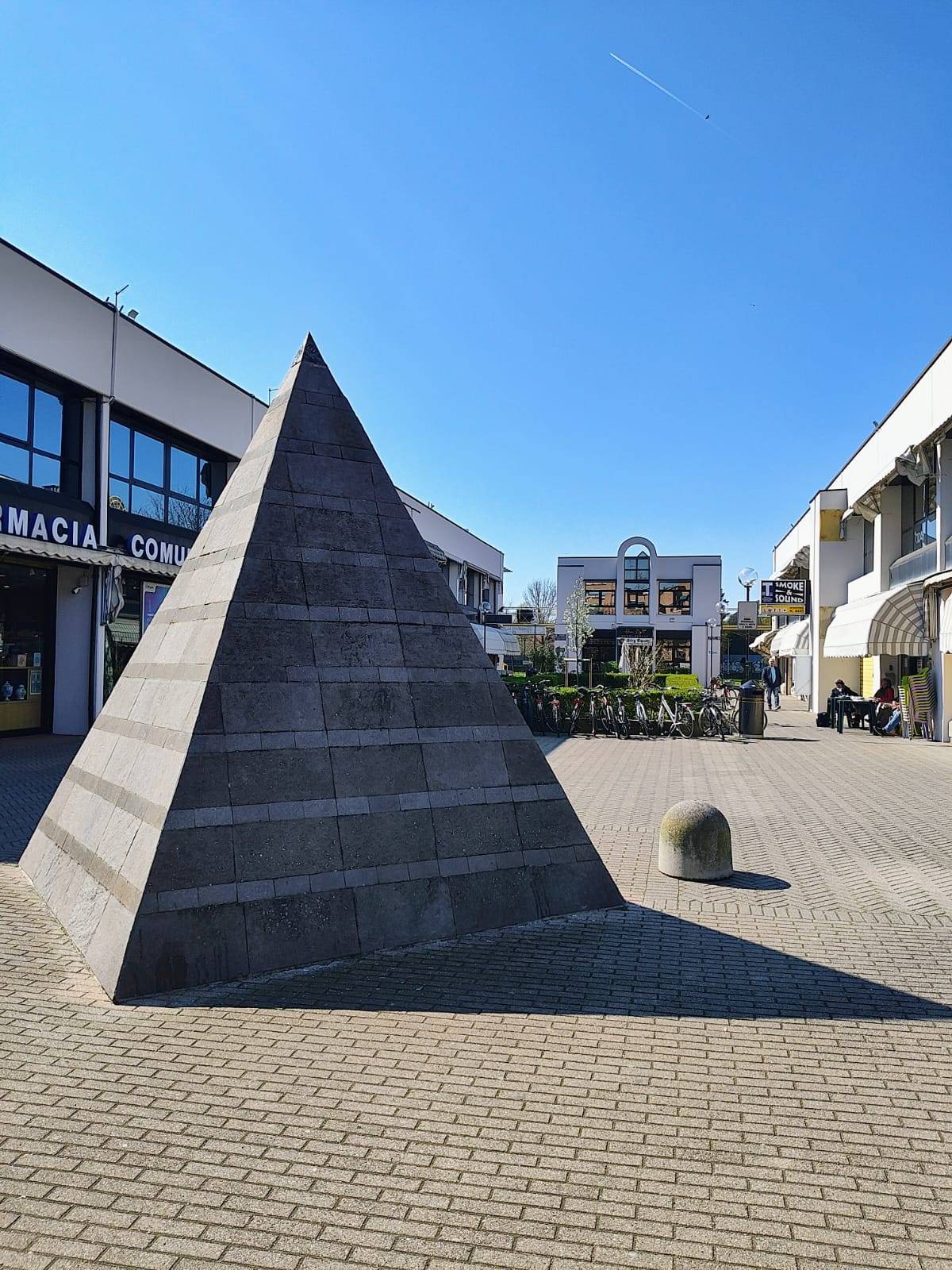 Locale commerciale in vendita a Ferrara, Via Bologna