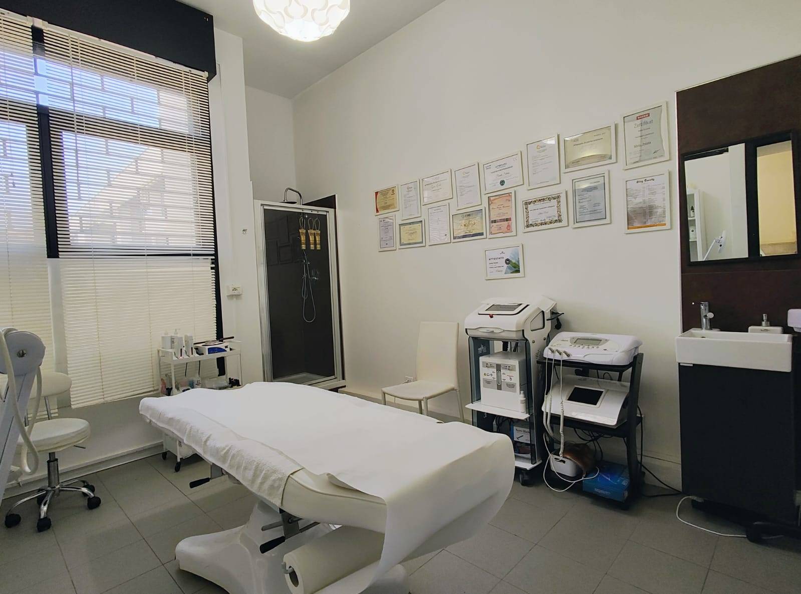 Locale commerciale in vendita a Ferrara, Via Bologna