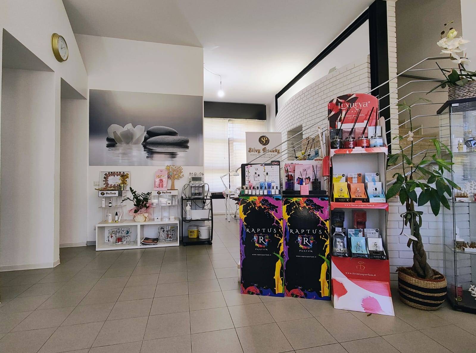 Locale commerciale in vendita a Ferrara, Via Bologna