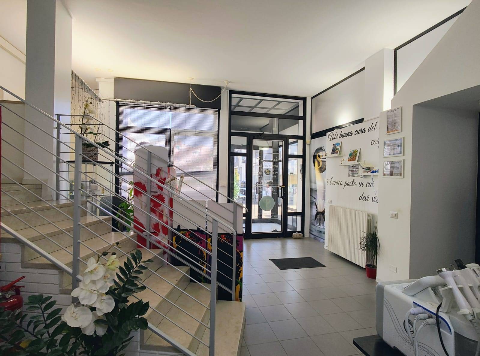 Locale commerciale in vendita a Ferrara, Via Bologna