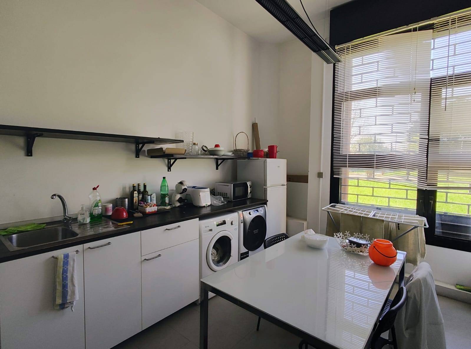 Locale commerciale in vendita a Ferrara, Via Bologna