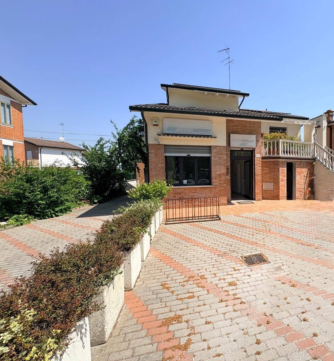 Locale commerciale in affitto a Ferrara, Cona