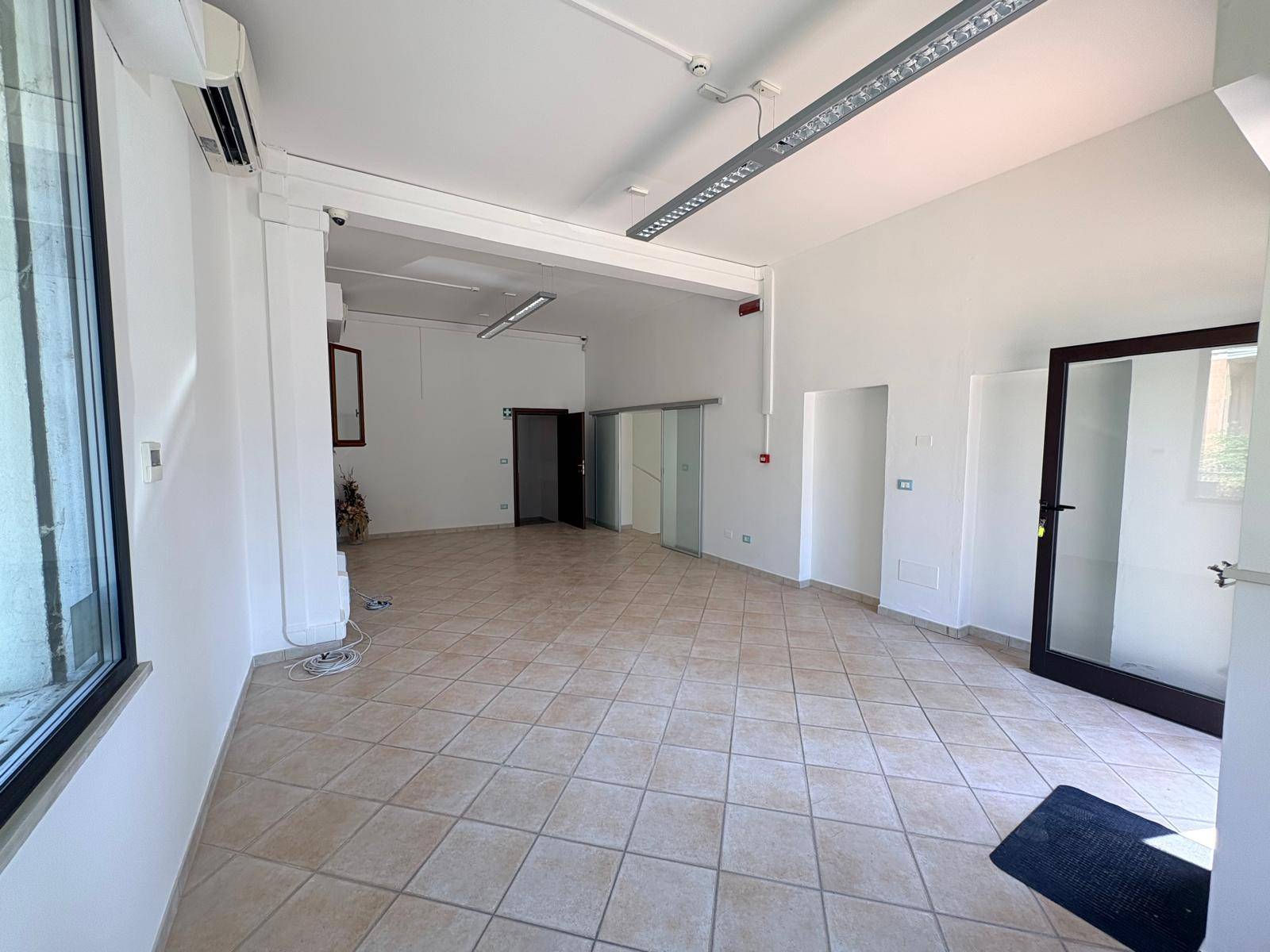 Locale commerciale in affitto a Ferrara, Cona